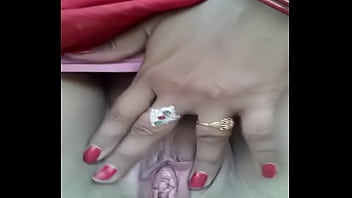 Bhabhi Desi Yang Menggoda Sedang Memainkan Jemarinya Sendiri