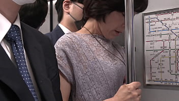 電車で痴漢に弄ばれる熟れた五十路母・堀美也子の疼く肉体