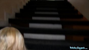 Gadis Malu Agen Publik Menunduk Untuk Diterjang Kontol Besar