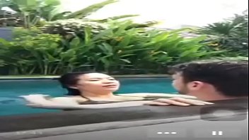 Bercinta Liar Di Kolam Renang Saat Siaran Langsung