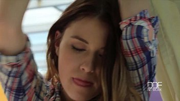Anjelica Dan Demida, Si Lesbian Seksi Rusia, Memuaskan Nafsu Dengan Mainan Besar Yang Menggila
