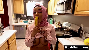 Gadis Muslimah Berkulit Gelap Belajar Teknik Ngesep Yang Bikin Nafsu