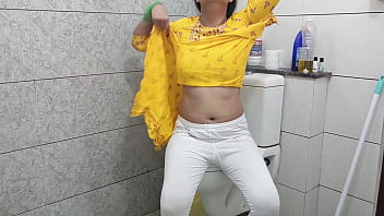 Ibu Tiri India Yang Panas Menggoda Anak Tirinya Di Kamar Mandi Dengan Suara Erotis