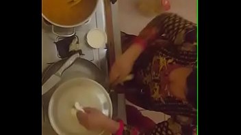 Tante Desi Yang Hot Dengan Belahan Dada Menggoda