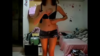 Gadis Tionghoa Imut Menggoda Membuka Bajunya Untukku