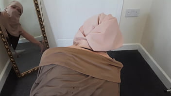 Gadis Muslim Arab Berhijab Dengan Pantat Besar Ditusuki Kasar Hingga Memeknya Basah