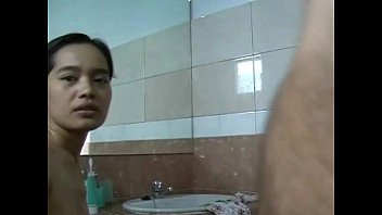 Nyonya Tua Tiongkok Yang Menggoda Memberikan Blowjob Panas Di Kamar Mandi