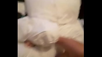 Remaja Asia Mandi Dalam Cairan Putih Di Wajahnya
