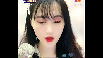 Gadis Asia Seksi Menggoda Di Live Streaming Uplive