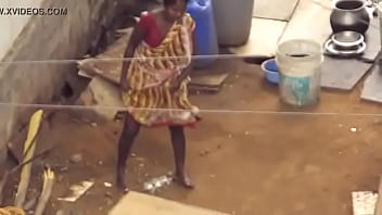 Desi Berdiri Kencing Dan Memancurkan Air Seni