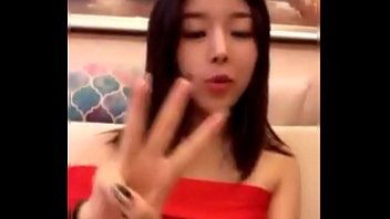 Gadis Tionghoa Cantik Memamerkan Payudaranya Yang Menggoda