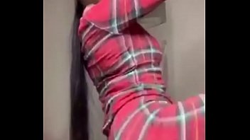 Asian Doll Menggoyangkan Bokong Montoknya Yang Seksi Di Instagram Live Sambil Menyanyikan Lagu Barunya, Dengan Gerakan Mulut Yang Menggoda Dan Memikat