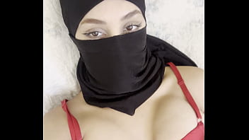 Gadis Arab Berhijab Nikab Perlahan Membuka Payudara Besar Dan Montoknya
