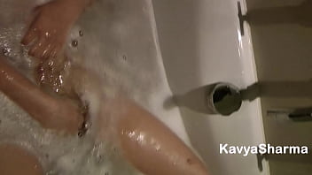 Gadis India Berkemban Alami, Kavya, Mengocek Memek Ketatnya Di Bak Mandi Dengan Suara Mesra Hindi