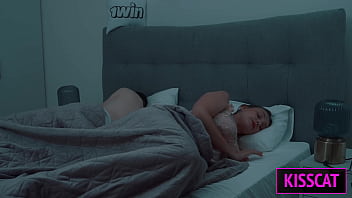 Bangun Pagi, Kontol Anak Tirinya Sudah Ada Di Genggamannya Setelah Bertengkar — Akankah Wajahnya Dihujani Sperma Di Ranjang Yang Sama?