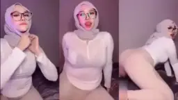 Gadis Berhijab Menggoyangkan Pantatnya Dengan Liar Dan Menggoda