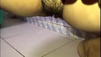 Desi Pacar Cantik Buang Air Kecil Dengan Genit