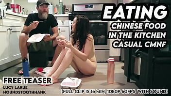 Makan Makanan China Di Dapur Dengan Wanita Telanjang Dan Pria Berpakaian Biasa