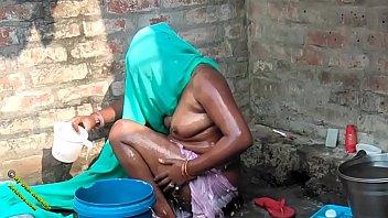 Video Mandi Seksi Desi Radhika Di Desa India