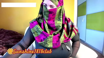 Muslimah Berjilbab Dalam Celana Jeans, Merekam Aksi Mesra Di Kamar Pada 14 Februari