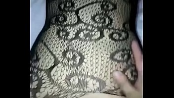 Gadis Tionghoa Dengan Stoking Jaring Hitam Menggoda Sambil Melompati Telur