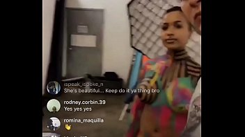 Live Instagram: Payudara Terbuka Saat Siaran Langsung