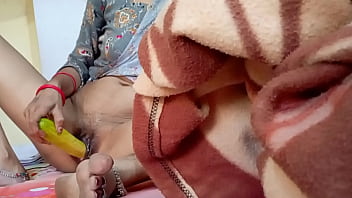 Sakshi Bhabi Yang Seksi Diam-diam Memasukkan Mentimun Ke Dalam Vaginanya
