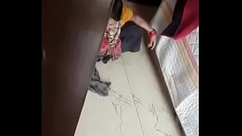 Pelayan Desi Menggoda Dengan Membuka Baju
