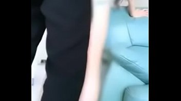 Gadis Asia Tionghoa Digoyang Di Sofa Dengan Sepatu Hak Tinggi, Kaki Seksi Menggoda