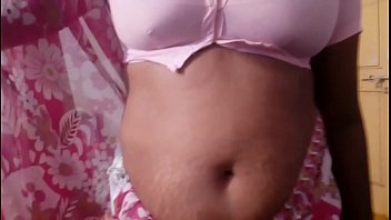 Bhabhi Desi Basah Usai Mandi, Saree Tipis Membalut Tubuh Menggoda