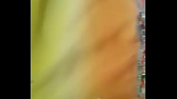 Gadis India Yang Menggoda Dengan Sari Transparan Dan Pinggul Bergoyang