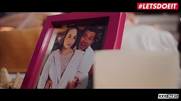 Angel Rush, Si Gadis Rusia Seksi, Menggoda Pacar Tuanya Yang Sibuk Bicara Di Telepon Saat Mereka Bercinta