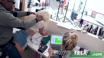 Nataly, Traveler Rusia, Digerogoti Mike Dari Belakang Di Ruang Kantor
