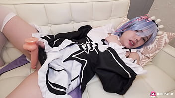 Miu Akino, Si Pembantu Asia, Menggesekkan Dildo Di Klitorisnya Sambil Merintih Di Sofa.