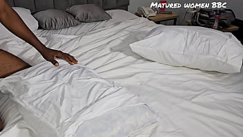 Ibu Tiri Tak Tahan Dihajar Dua Kontol Besar Hingga Pantatnya Mau Pecah