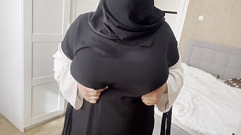 Istri Arab Temanku Memamerkan Payudaranya