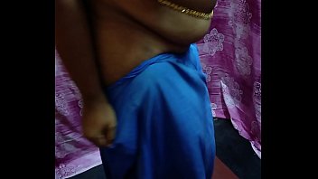 Gadis Seksi Desi Mengumbar Aset Tubuh Saat Melepas Saree