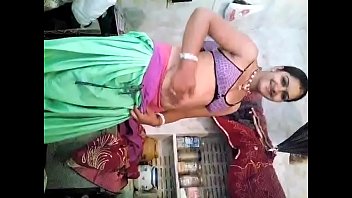 Desi Gadis Panas Bergoyang Dengan Lagu Yang Menggoda