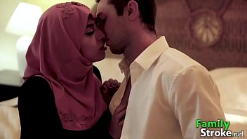Arab Tiri Yang Menggoda Mengisap Kontol Kakak Tirinya