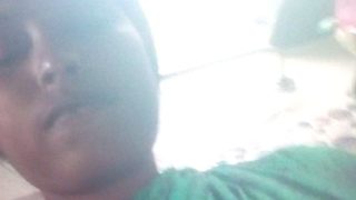 Bengali Bibi Seksi Dalam Sari Jari-jemari Memainkan Memek Selfie Panas