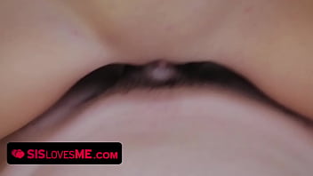 Pandangan Mata Saat Bibir Remaja Menelan Cairan Panas