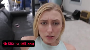 Gadis Tiri Remaja Dengan Payudara Mungil Yang Menggoda