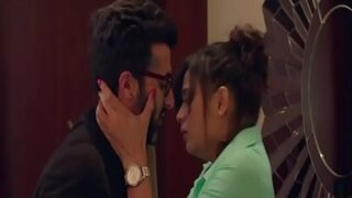 Ciuman Liar Bintang Bollywood Yang Menggoda