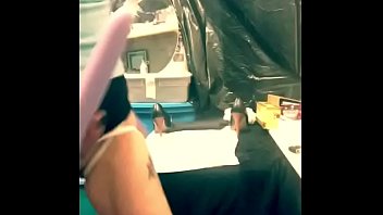 Wanita Dewasa Seksi Membungkuk Dan Membuka Lebar Liang Kemaluan Serta Pantatnya, Memohon Untuk Ditusuk Oleh Batang Kejantanan.