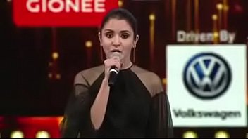 Gadis India Yang Menggoda Dengan Liku-liku Tubuhnya Yang Memukau