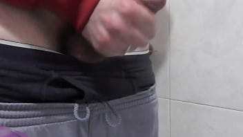 Masturbándome Hasta Correrme En El Baño De La Madre De Mi Esposa.