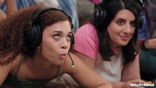 Mode Kerjasama Untuk Gadis Gamer Yang Menggoda / Realitas Raja