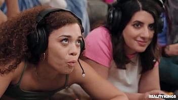 Mode Kerjasama Untuk Gadis Gamer Yang Menggoda / Realitas Raja