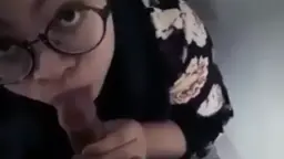 Gadis Berkerudung Mengisap Di Kamar Mandi Mal
