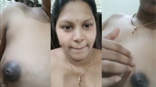 Gadis Chennai Seksi Memamerkan Payudara Telanjangnya Yang Menggoda